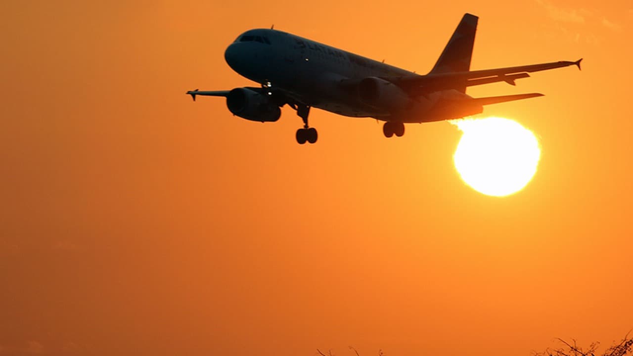 Silhueta de avião da Latam pousando ao pôr do sol, foto de arquivo do Aeroporto do Galeão