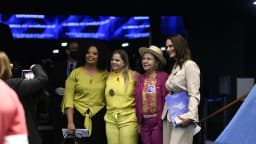 Mulheres posam para foto durante seminário Mais Mulheres na Política no Senado Federal