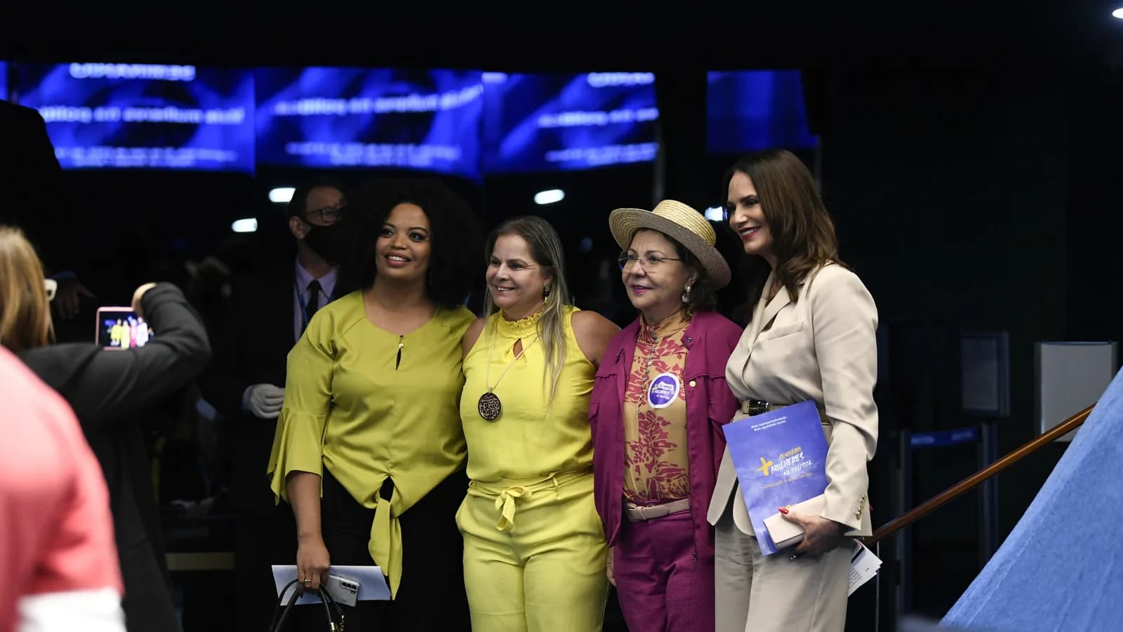 Mulheres posam para foto durante seminário Mais Mulheres na Política no Senado Federal