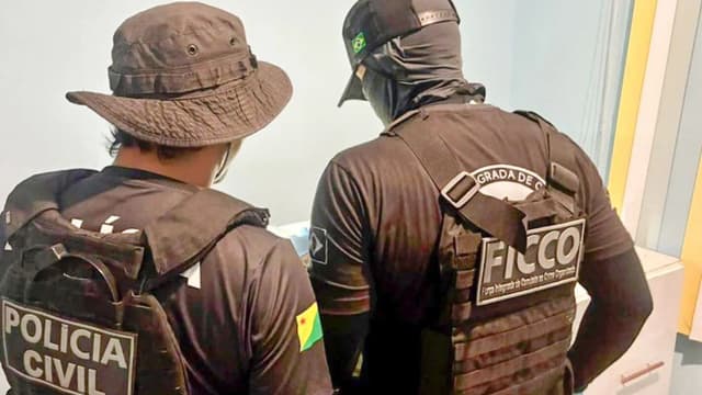Agentes da Polícia Civil e da Força Integrada de Combate ao Crime Organizado (FICCO) durante ação
