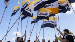 Militantes do partido Missão erguem bandeiras em ato de campanha de Renan Santos