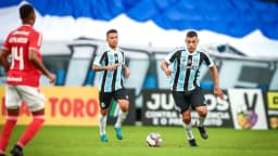 Jogadores de Internacional e Grêmio disputam a bola em clássico de arquivo entre os rivais gaúchos