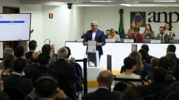 Evento do setor de petróleo e gás no Brasil, com empresários e autoridades reunidos em auditório
