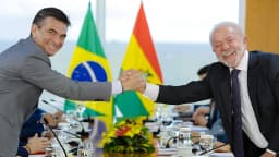 Presidente Lula sorri em reunião ampliada no Palácio do Planalto
