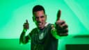 Paulinho comemora com as duas mãos erguidas, vestindo o uniforme do Palmeiras