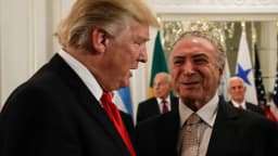 Donald Trump conversa com o então presidente Michel Temer durante jantar de trabalho na Casa Branca