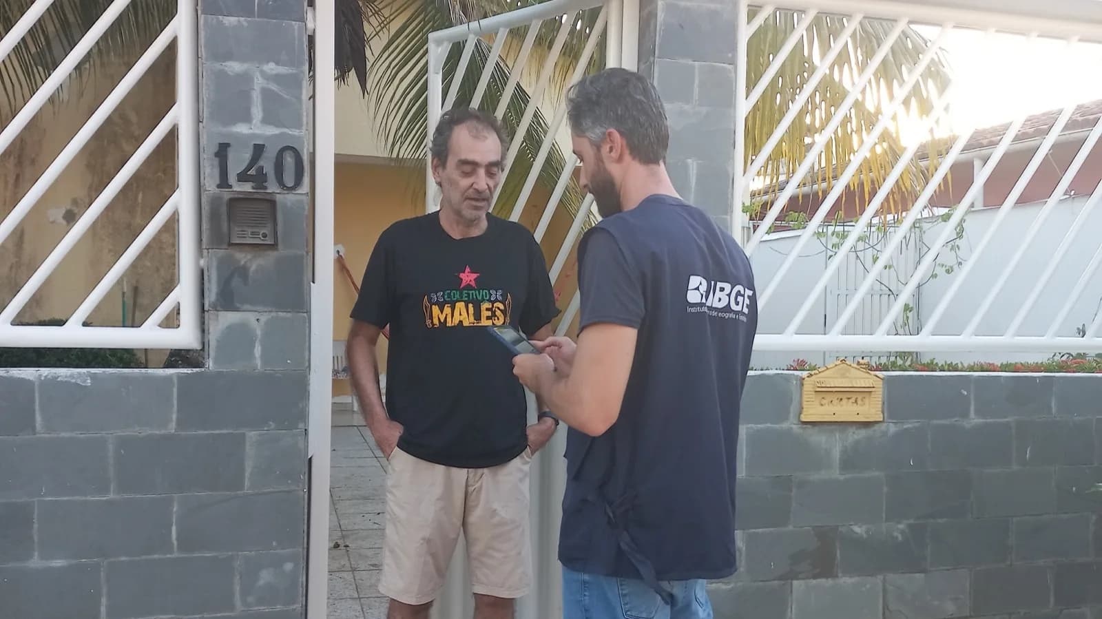 Agente do IBGE entrevista morador durante coleta de dados em campo (foto de arquivo do Censo Demográfico de 2022)