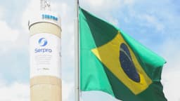 Torre de identificação do Serpro com bandeira do Brasil na sede da empresa em Brasília