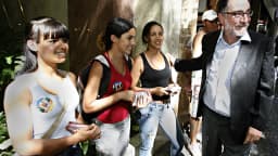 Patrus Ananias cumprimenta eleitoras durante campanha em Belo Horizonte, foto de arquivo de 2010