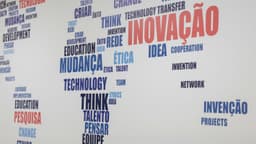Painel com as palavras inovação, tecnologia, mudança e pesquisa no Parque de Inovação Tecnológica de São José dos Campos