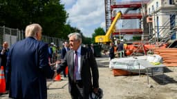 O presidente dos EUA, Donald Trump, conversa com o presidente do Fed, Jerome Powell, durante visita à sede do banco central americano