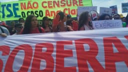 Manifestantes protestam em frente à sede do TSE, em Brasília, com faixas sobre soberania e censura