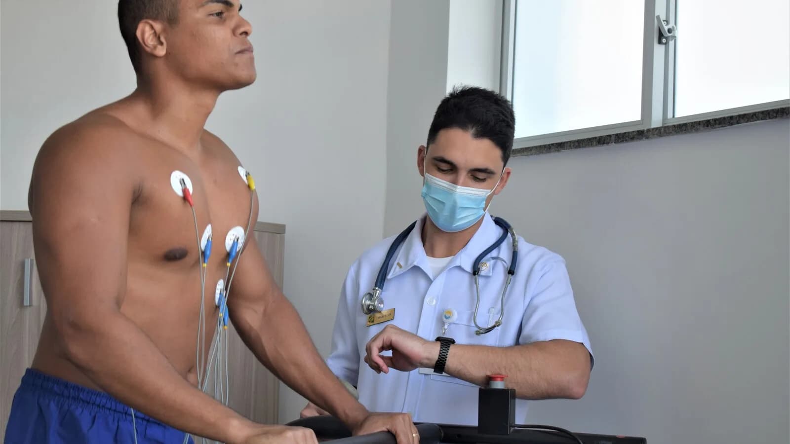 Médico cardiologista realiza teste ergométrico em paciente