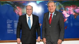 Ronaldo Lessa, de terno cinza e gravata vermelha, ao lado do vice-presidente Geraldo Alckmin em encontro oficial