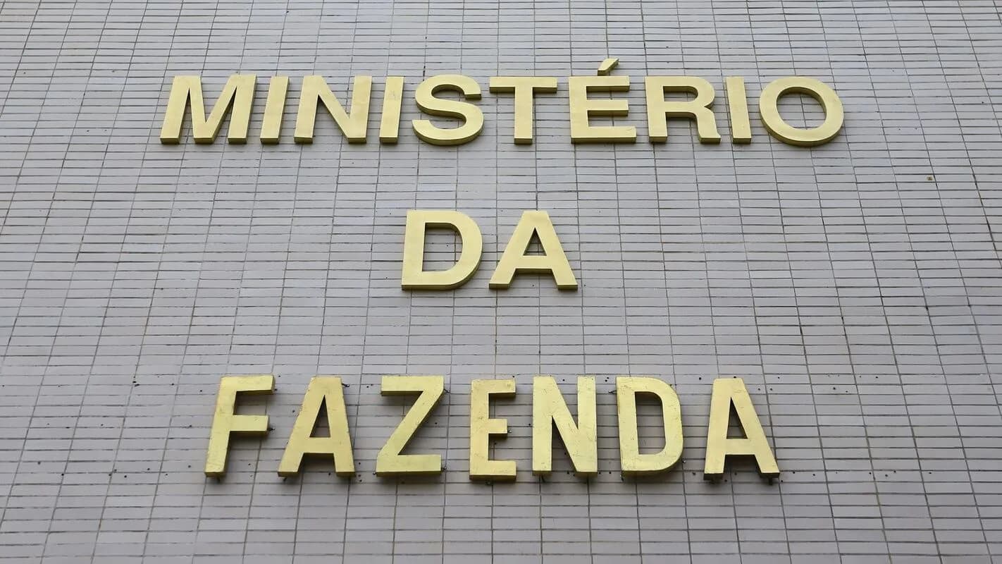 Fachada com o letreiro do Ministério da Fazenda, em Brasília