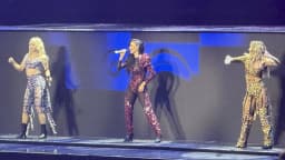 Nicole Scherzinger, Ashley Roberts e Kimberly Wyatt se apresentam no palco durante a turnê PCD Forever Tour