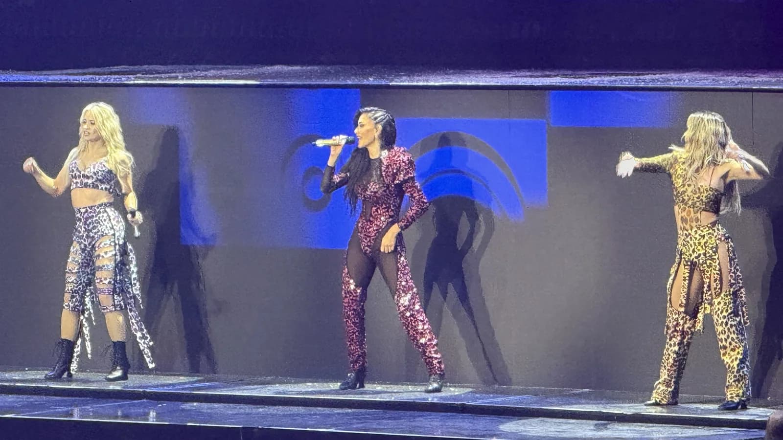Nicole Scherzinger, Ashley Roberts e Kimberly Wyatt se apresentam no palco durante a turnê PCD Forever Tour