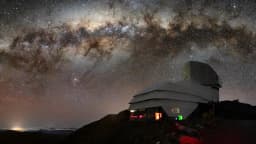 Cúpula do Observatório Vera C. Rubin, no Chile, sob a Via Láctea à noite
