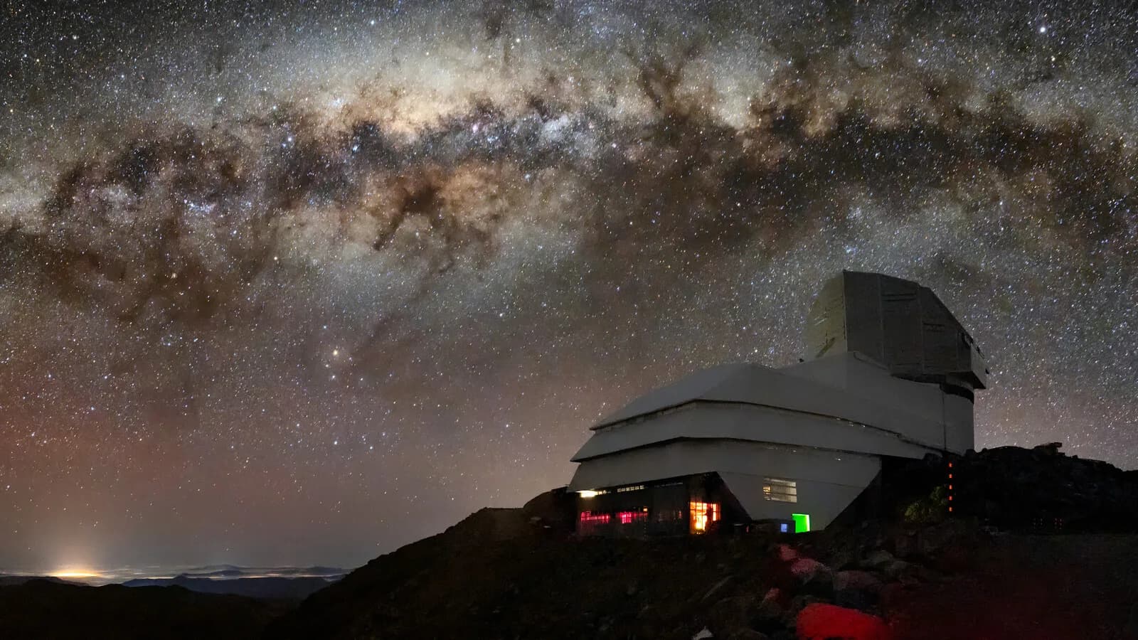 Cúpula do Observatório Vera C. Rubin, no Chile, sob a Via Láctea à noite