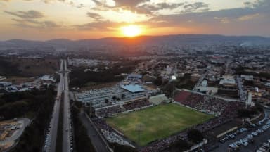Vista aérea da Arena do Jacaré, em Sete Lagoas (MG), com as arquibancadas cheias durante uma partida ao entardecer