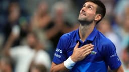 Novak Djokovic em quadra de tênis