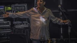 Zeca Pagodinho se apresenta em show, de braços abertos no palco