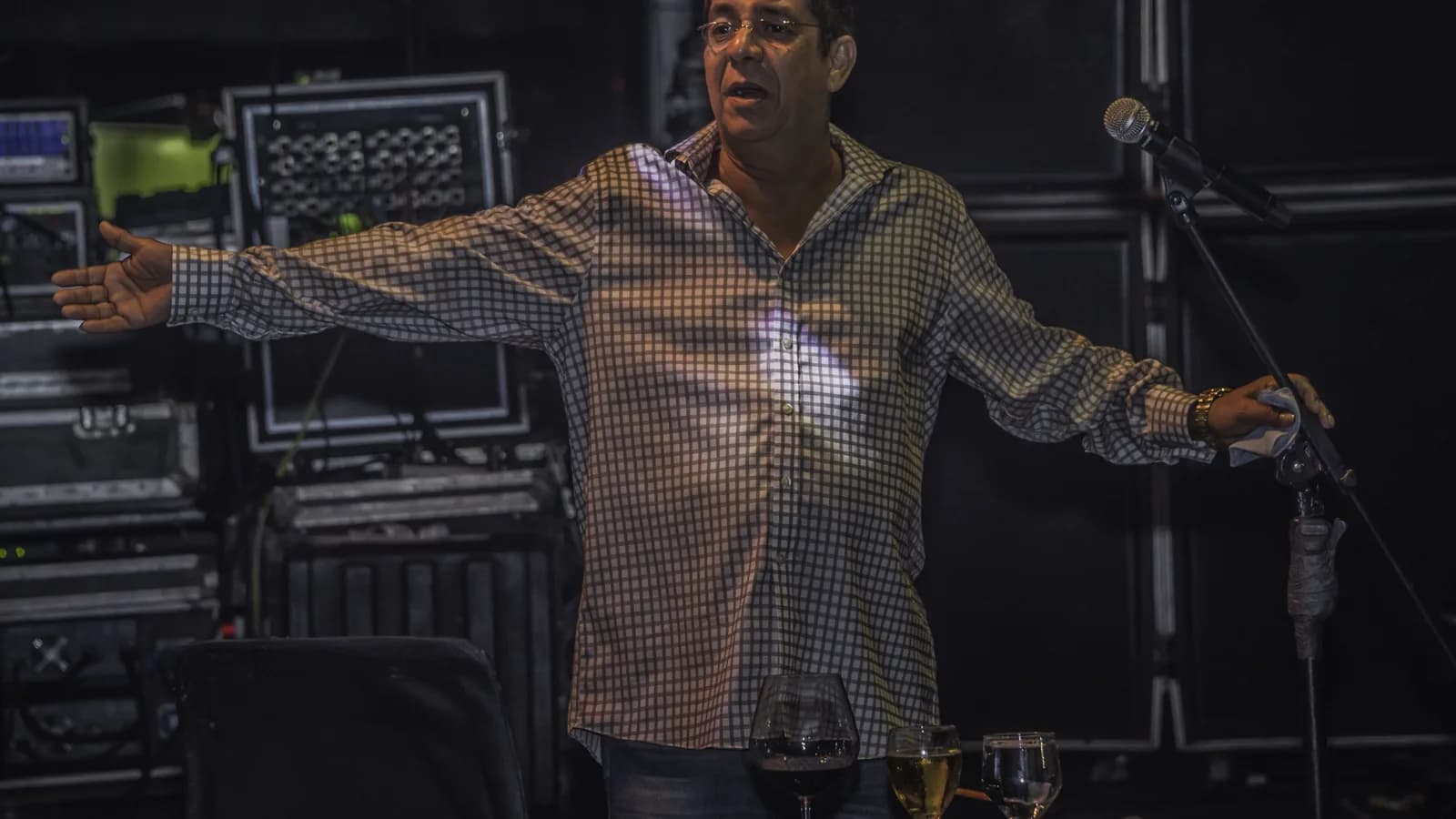 Zeca Pagodinho se apresenta em show, de braços abertos no palco