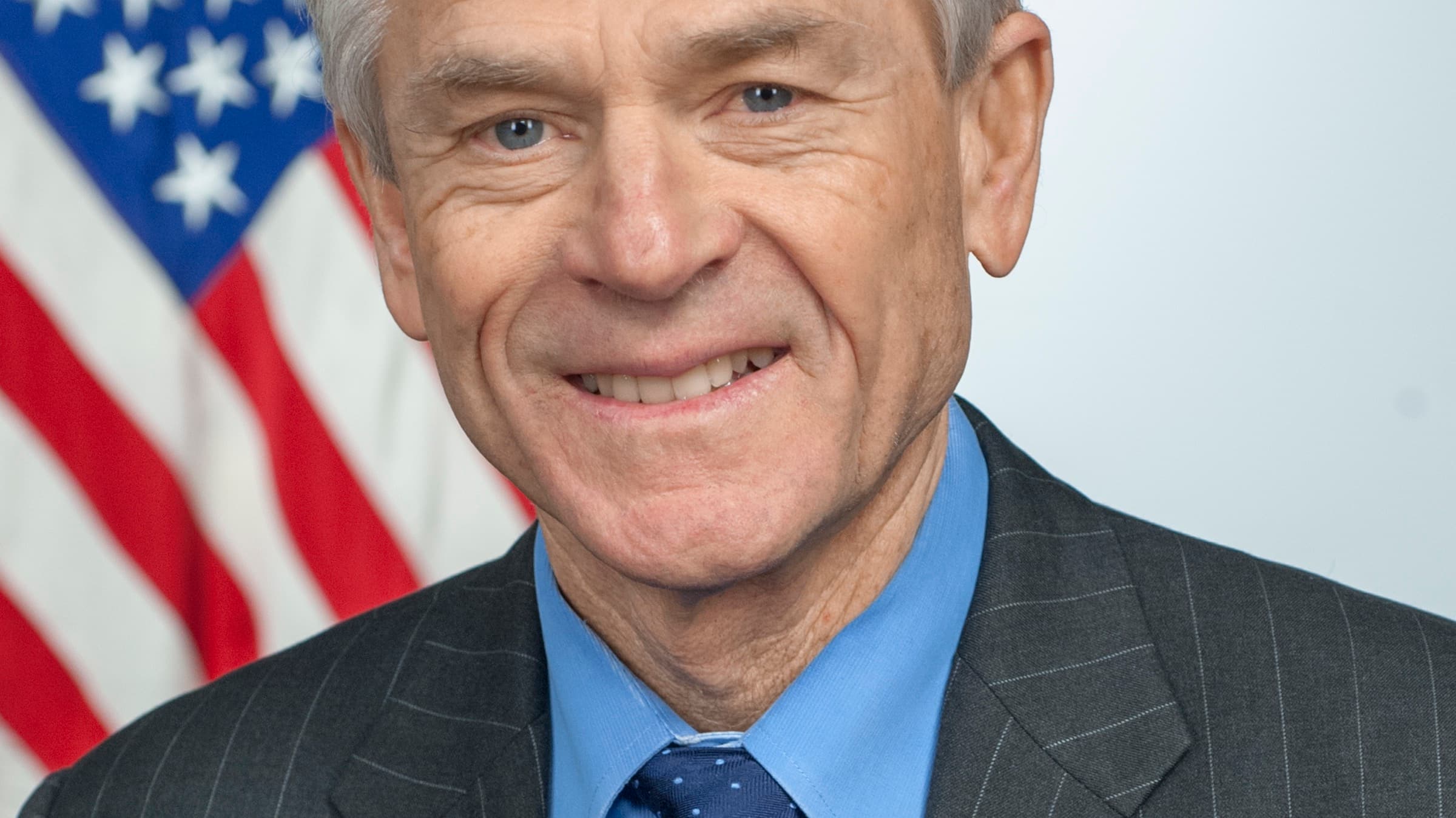 Peter Navarro, diretor de política comercial da Casa Branca, em foto oficial de arquivo, com a bandeira dos Estados Unidos ao fundo