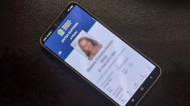 Celular exibe o aplicativo e-Título da Justiça Eleitoral, usado para votar no 2º turno