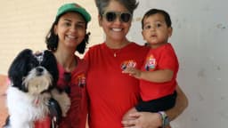 Família com criança de colo em seção eleitoral durante votação