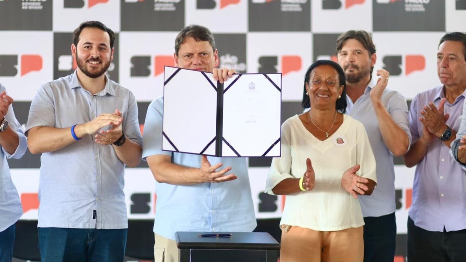 Tarcísio de Freitas segura documento ao lado de outras autoridades em cerimônia do governo de São Paulo