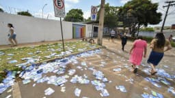 Material de campanha eleitoral espalhado por rua durante o período eleitoral de 2026