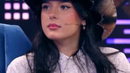 Ana Castela usando chapéu de cowboy em entrevista de TV, foto de arquivo
