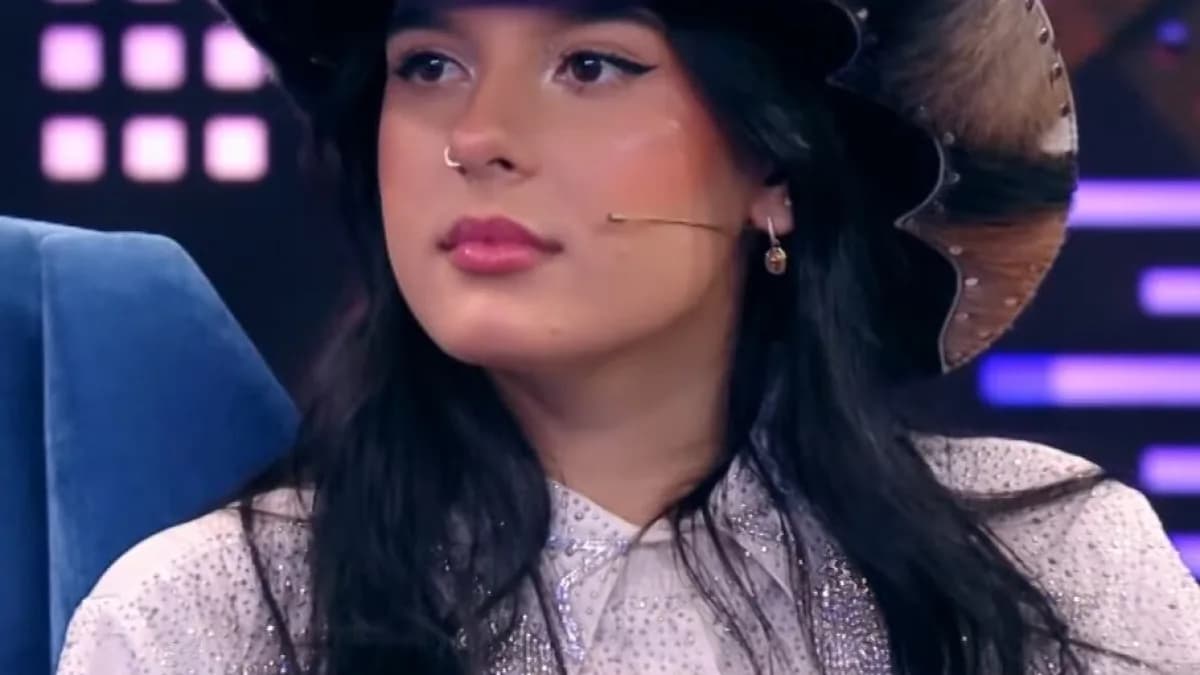 Ana Castela usando chapéu de cowboy em entrevista de TV, foto de arquivo