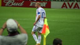 Zinédine Zidane em campo durante partida pela seleção francesa