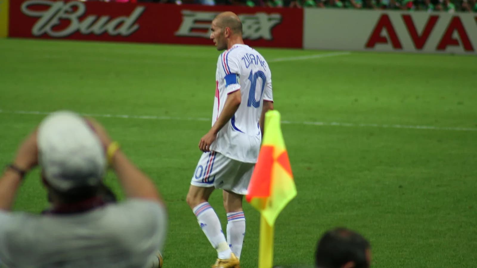 Zinédine Zidane em campo durante partida pela seleção francesa