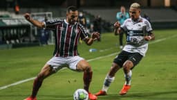 Jogadores do Fluminense em disputa de bola durante partida