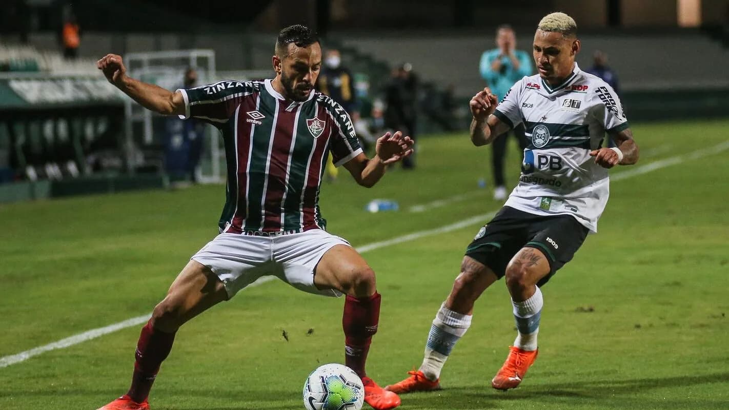 Jogadores do Fluminense em disputa de bola durante partida
