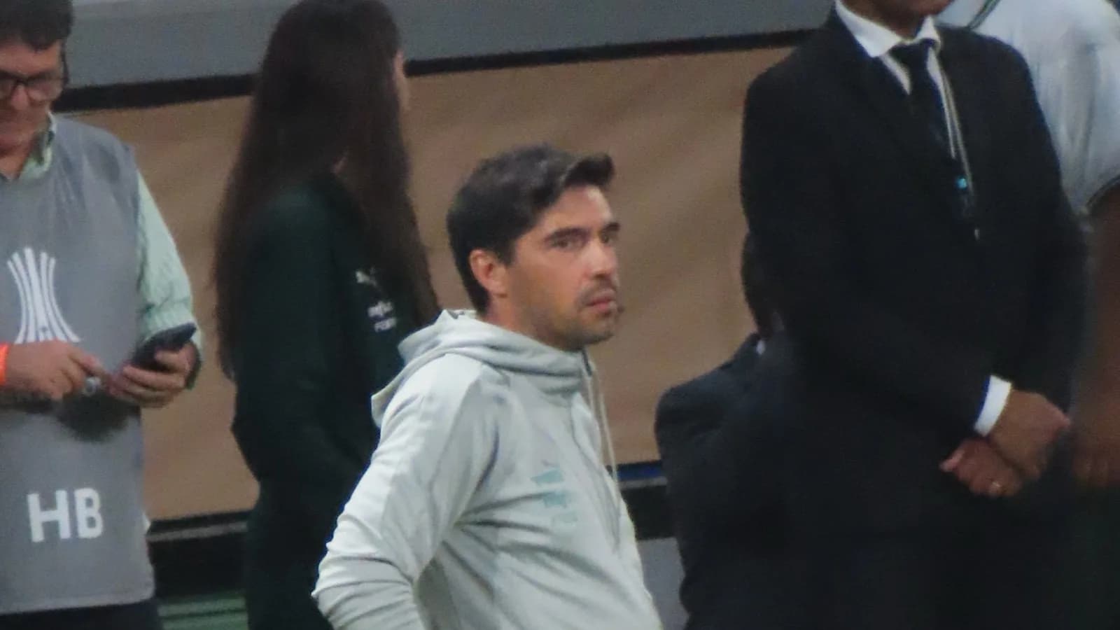 Abel Ferreira, técnico do Palmeiras, com expressão tensa durante jogo