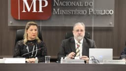 Daniella Marques, coordenadora econômica de Flávio Bolsonaro, sentada em evento do Conselho Nacional do Ministério Público