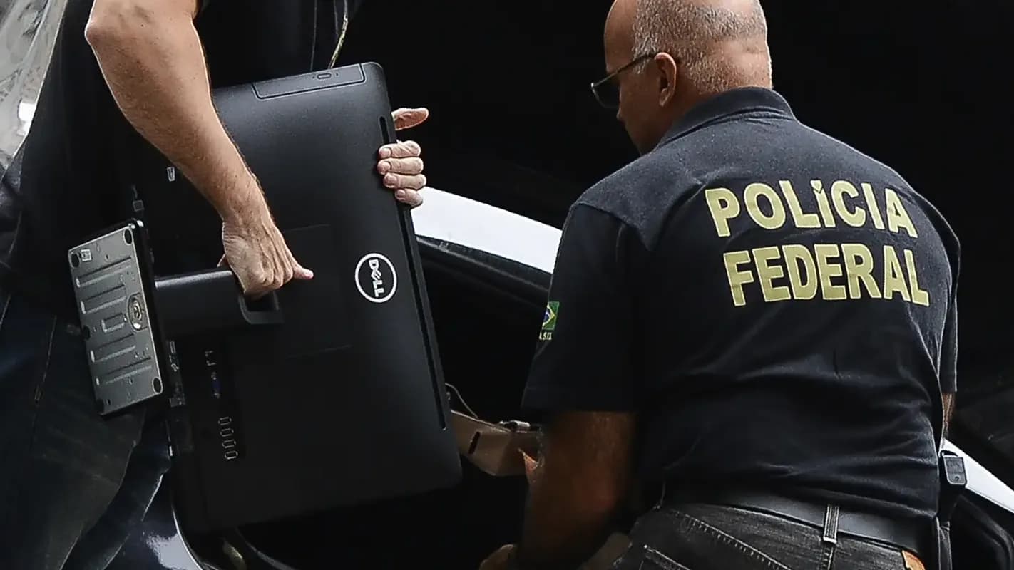 Agentes da Polícia Federal retiram computador de veículo durante operação de busca e apreensão