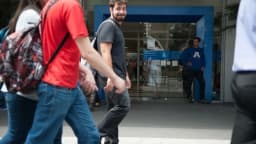 Pessoas em frente a uma agência bancária