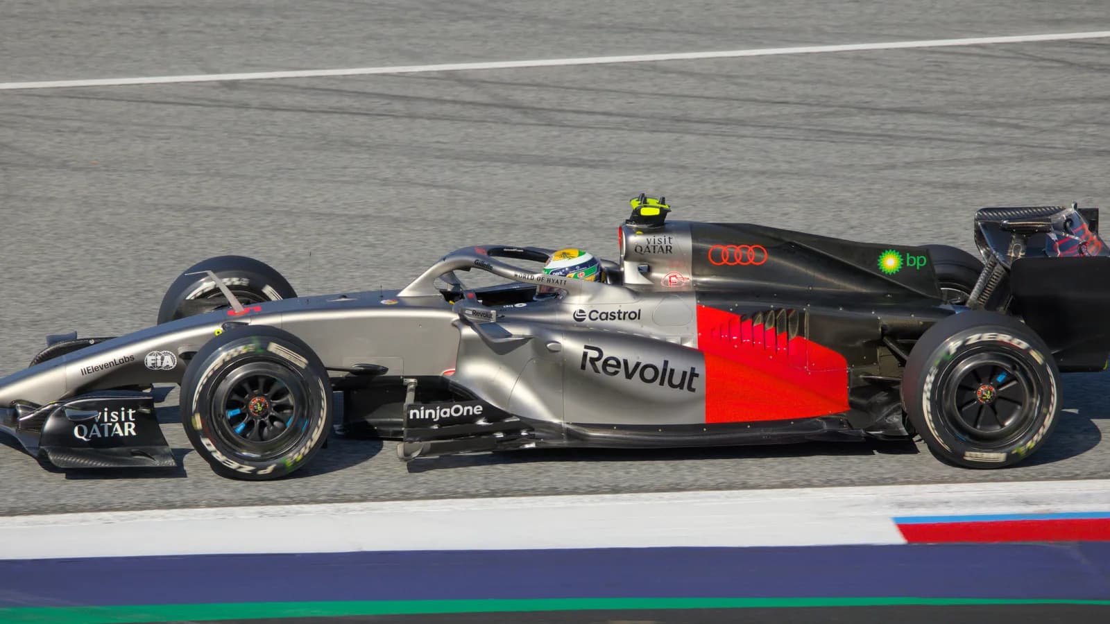 Carro da Audi de Fórmula 1, número 5, de Gabriel Bortoleto, em pista