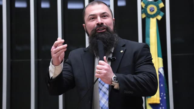 Deputado federal Paulo Bilynskyj discursa no plenário da Câmara dos Deputados