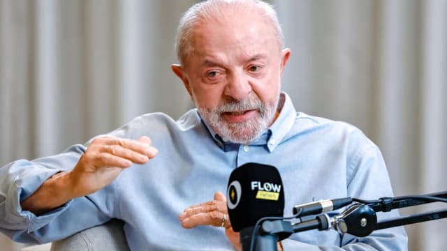 Lula fala ao microfone durante entrevista ao Flow Podcast