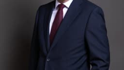 Retrato oficial do primeiro-ministro britânico Andy Burnham, de terno azul-marinho