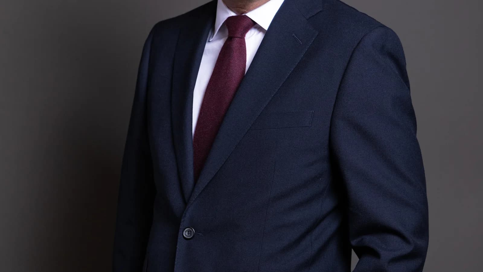 Retrato oficial do primeiro-ministro britânico Andy Burnham, de terno azul-marinho