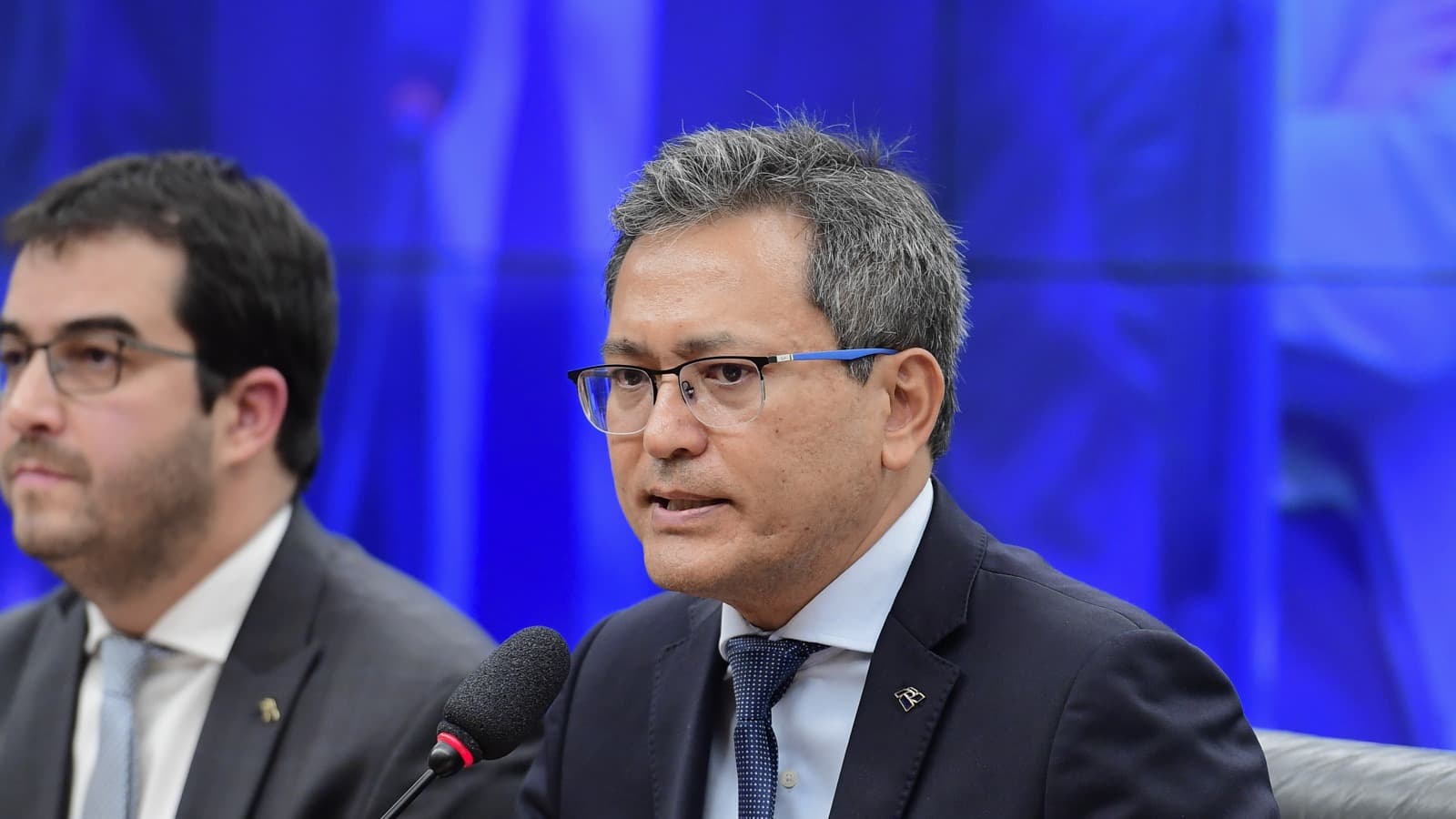 Robinson Barreirinhas, secretário especial da Receita Federal, fala ao microfone em audiência pública no Congresso
