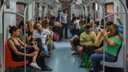 Interior de um trem da CPTM com passageiros, em São Paulo