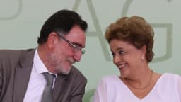 Patrus Ananias conversa ao lado de outra pessoa, foto de arquivo